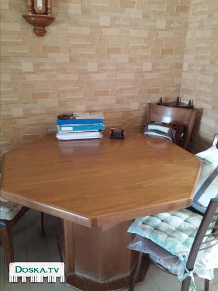 Восьмиугольный раскладной стол в хорошем состоянии.