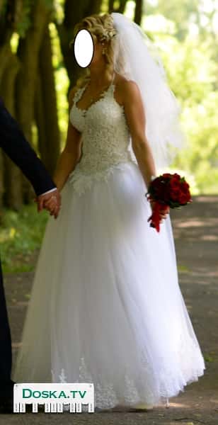 Пышное белое платье, корсет изумительно переливается, в корсете внутренние чашечки