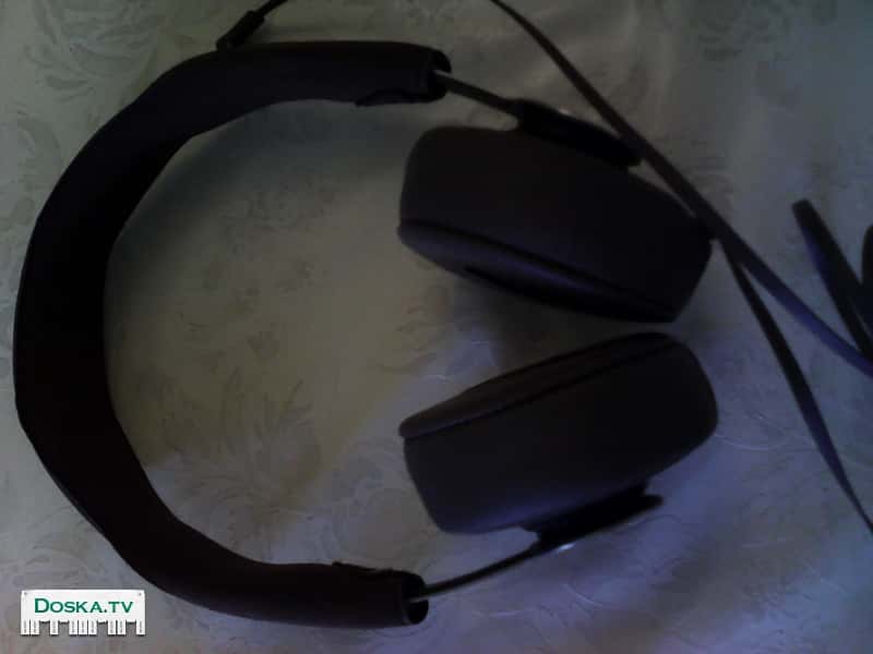 Наушники Philips с оптико-волоконным проводом.