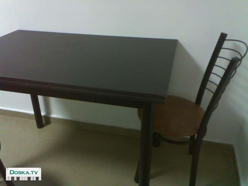 стол из черного дерева и четыре стула к нему. Стол