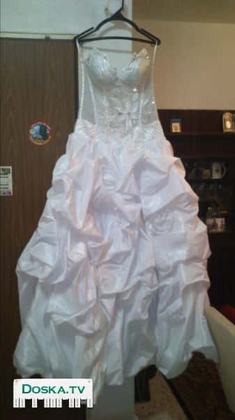 свадебное платье в отличном состоянии! Привезённое с Украины-сделанное своими руками.