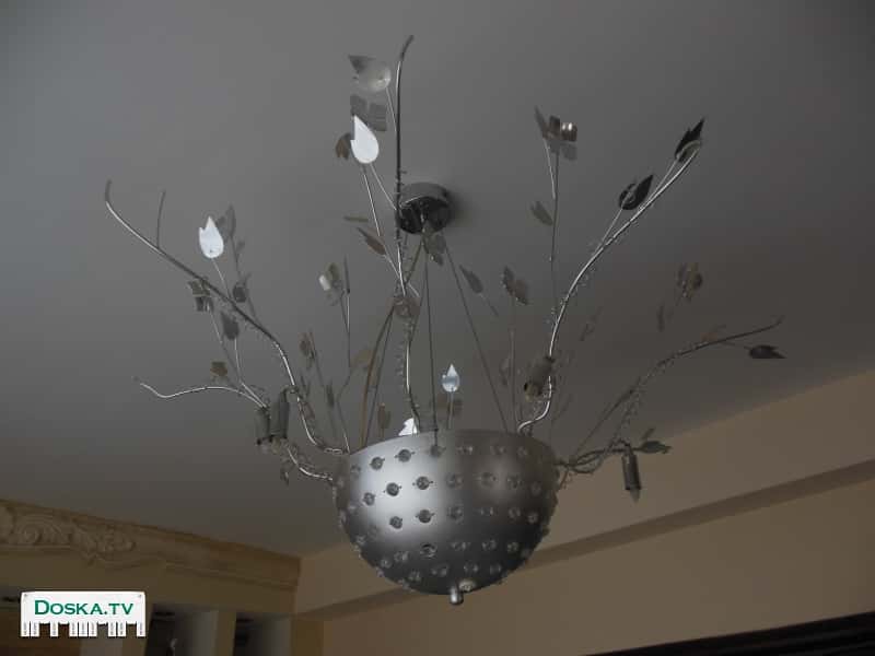 Люстра ручной работы, ветки из гибкого металла, поэтому можно придать
