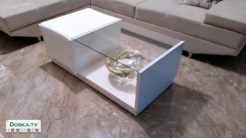 Столик для салона. С витриной из стекла. Два выдвижных ящика