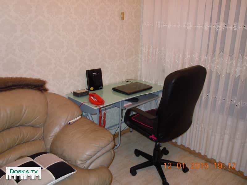 Столик под компьютер стеклянный с креслом из кожезаменителя. Состояние отличное,