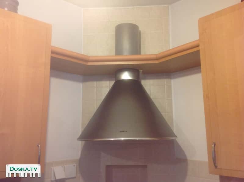 Из нержавейки, небольшая, треугольной формы, в очень хорошем состоянии.