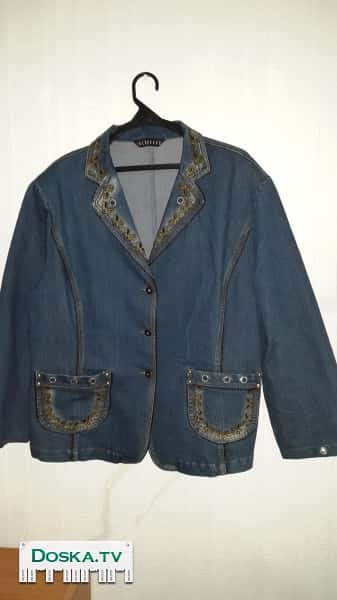 Женский джинсовый жакет. Лацканы, карманы и манжеты отделаны вышивкой. Размер