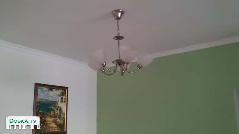 комплект люстр вместе с лампочками. Две люстры по пять лампочек