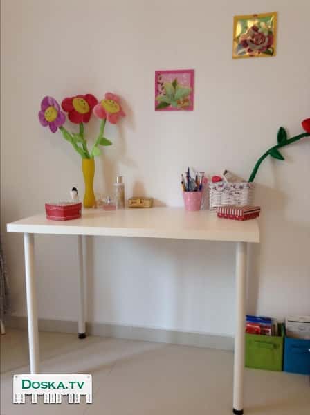 Стол белый, не большой, но очень стильный. Забрать можно после