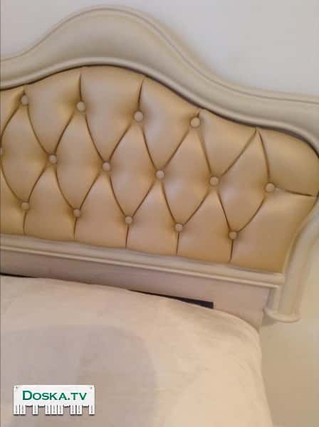 Кровать с королевской спинкой и тумбой.  В идеальном состоянии,