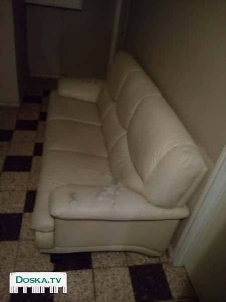 Шикарный кожаный диван, с небольшими потертостями. В подарок к нему