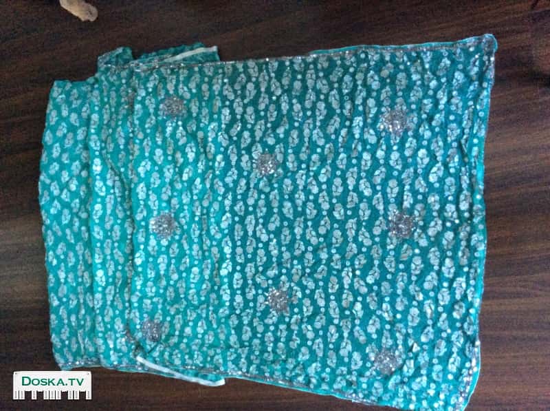 красивое индийское сари, изумрудного цвета с ручной вышивкой бисером и