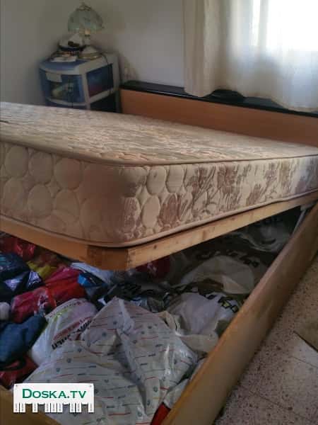Кровать двуспальная с матрасом, ящиками для белья очень удобная.