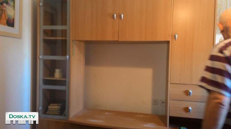 1.Буфет 2.Компьютерный стол Всё в отличном состоянии и дёшево.