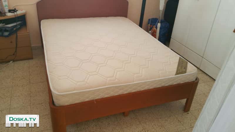 двуспальная кровать с матрацем. Все в отличном состоянии. Самовывоз!