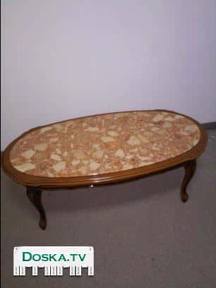 Журнальный столик полированное дерево, сверху столешница из натурального мрамора, размеры