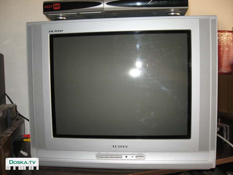 Телевизор с пультом, плоский экран, в отличном состоянии. Все цвета