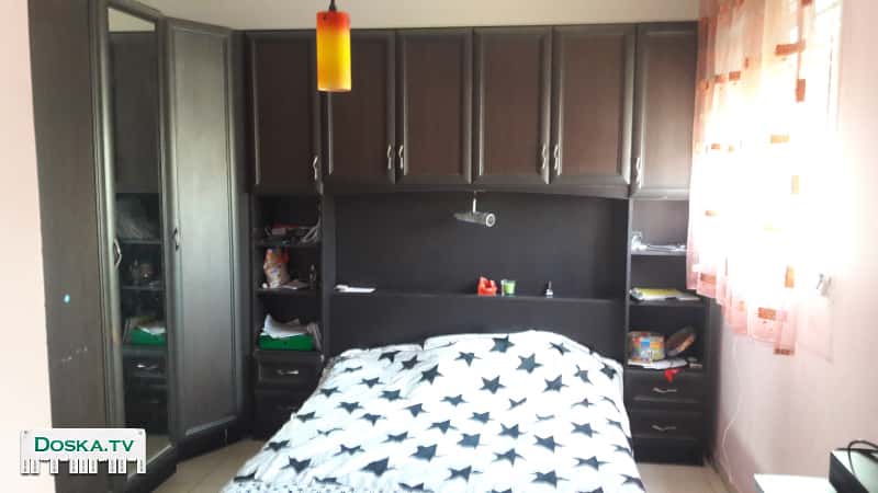 Спальня, кровать со шкафом вместе (надо раскладывать).