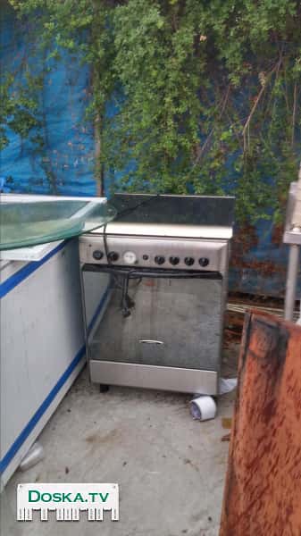 Газовая плита с духовкой.