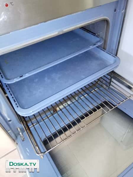 Духовка в хорошем состоянии, чистая. Много разных режимов,, таймер, часы.