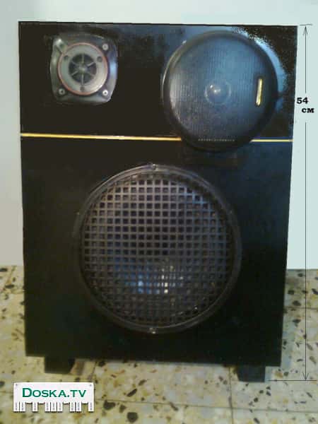 Две колонки по 100 вт. По три полосы пропускания каждая.