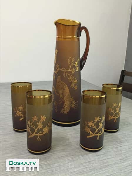 На продажу графин с 4 стаканами, вазы, по 30 шек.