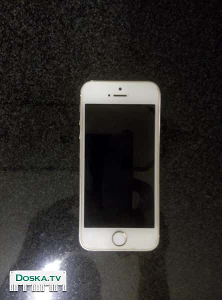 Айфон 5s 32gb золотого цвета. Есть защитное стекло. С телефоном