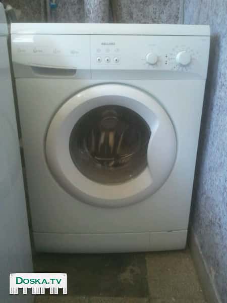 Стиральная машина с боковой загрузкой.