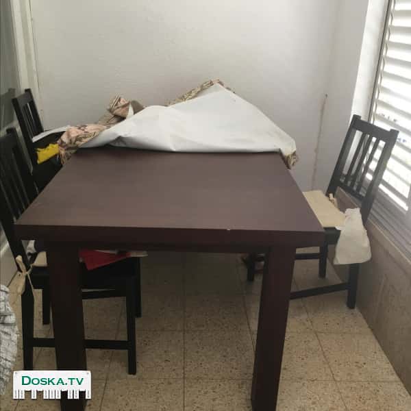 Обеденный стол + 4 стула.