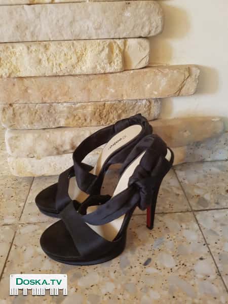 Очень элегантные черные босоножки на высоченном каблучке (14см.) Привезены из