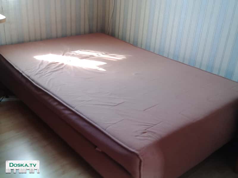 Полуторная кровать с ящиком для белья.