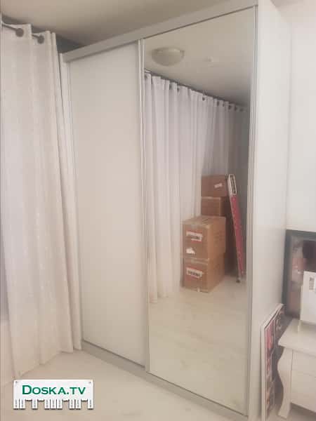 Продаются 2 шкафа с раздвижными дверьми и зеркало на дверях.