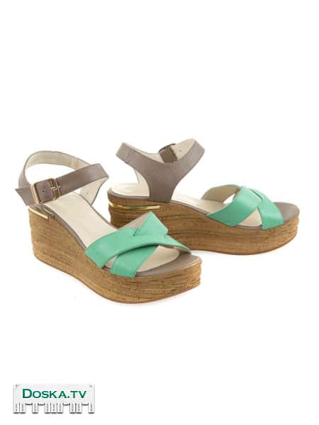 Стильные кожаные босоножки на комфортной танкетке, украшенной сзади золотистой вставкой.