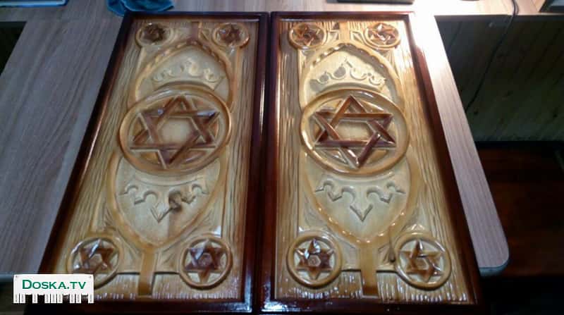 доска для игры в нарды-с шашками и кубиками для игры