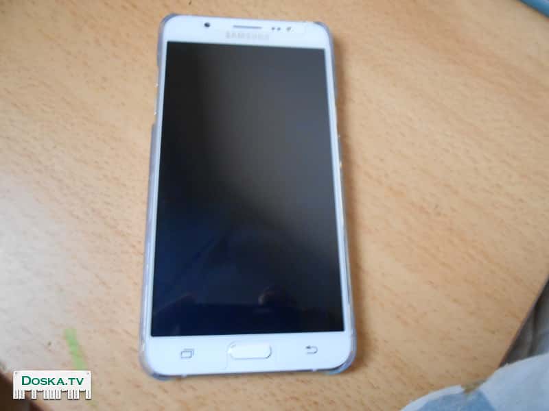 отличный телефон Samsung galaxy J7 новый в упаковке с защитным