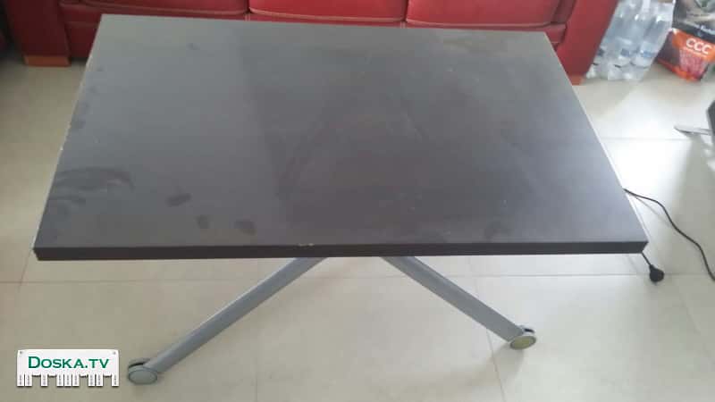 Журнальный стол, который легко превращается в обеденный.