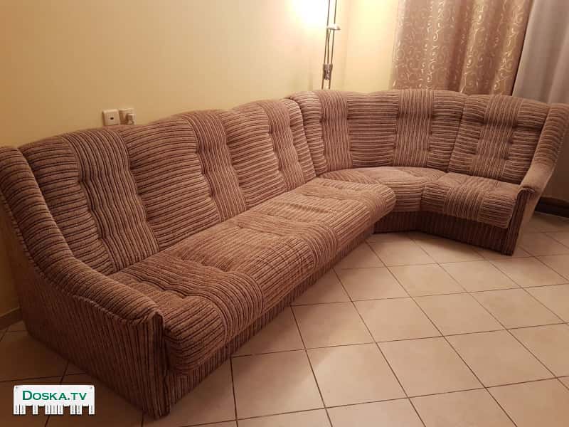 Удобный элегантный угловой диван для солона. Длина основной части -