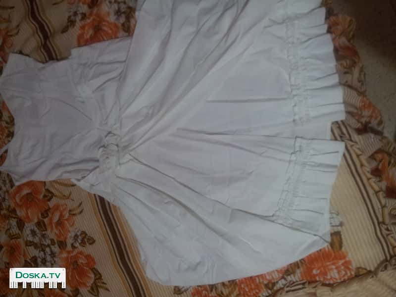 Нежное и романтичное платье кремового цвета. Отлично смотрится. Размер L.