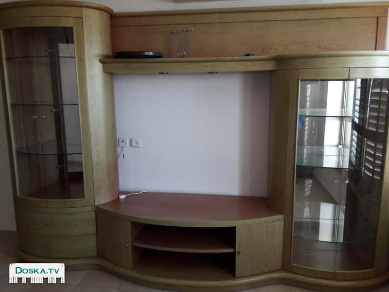 Очень красивая витрина, стояла в салоне.