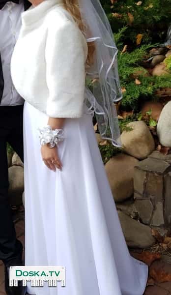 Продаю свадебное платье + меховая накитка. У платья имеется карсет