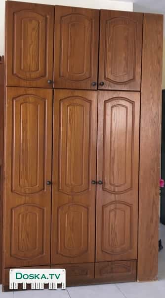 Отличный шкаф для одежды из цельного дерева. Есть выдвижные ящички,