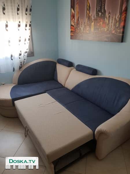 диван из замшевой ткани, в отличном состоянии. Цвет синий с