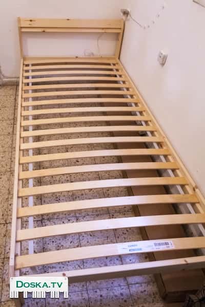 Одноместная деревянная кровать 200х90см из Икеи с ламелями. Идеальное состояние.