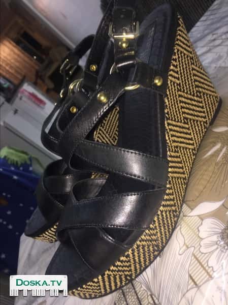 Босоножки черные на платформе 200 шек. В отличном состоянии.