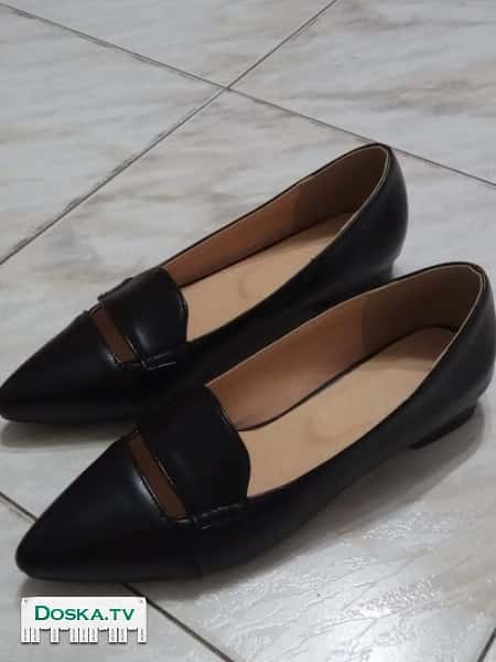 Кожезаменитель. Туфли чнрные, маленький каблук до 3 см высотой. Туфли