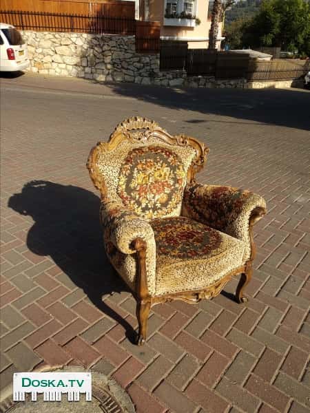 Итальянское антикварное кресло в исправном состоянии.