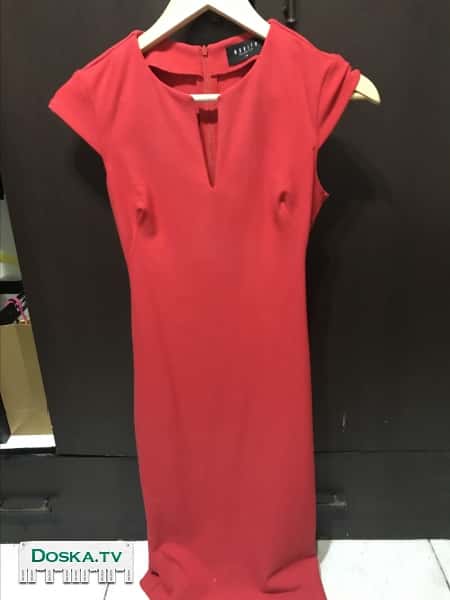 Платье красное эффектное по фигуре, по колено, размер s. В