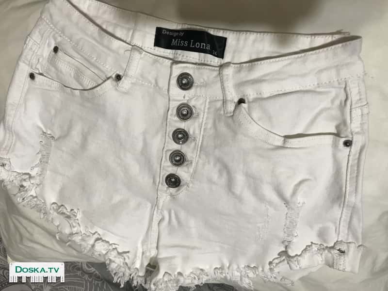 Шорты белые джинсовые. Размер 26(s). В хорошем состоянии, короткие. Звонить