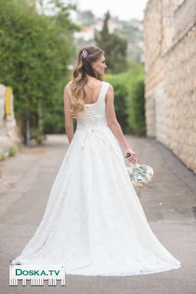 Свадебное платье размер 34-38 регулируется. Необычно и красиво выглядит. Выбитые