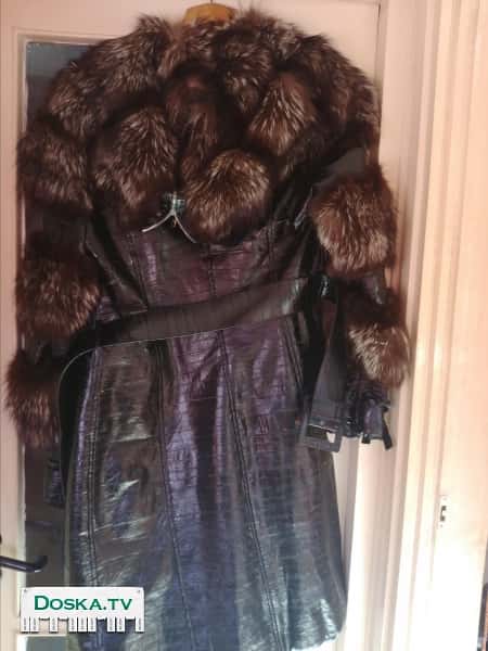 Длинное кожаное пальто с мехом, меховым воротником и кожаным поясом.