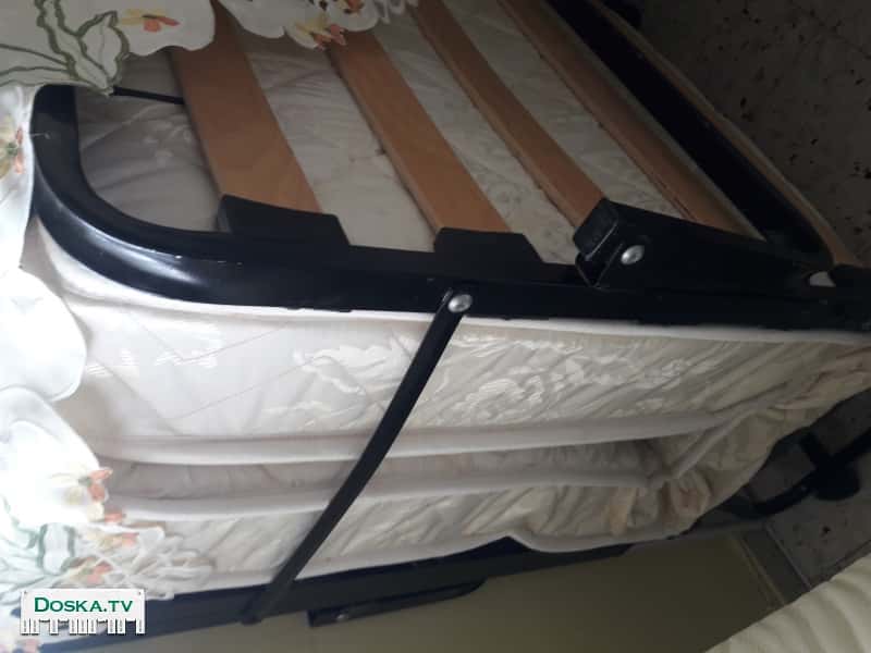 Новая ортопедическая раскладная кровать с деревяным каркасом и деревяной отделкой.